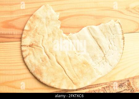 Pita aromatica appena sfornata, primo piano, su un tavolo di legno. Foto Stock