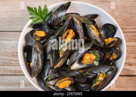 Moules mariniere, cozze, con panna, aglio e prezzemolo in una ciotola di ferro Foto Stock