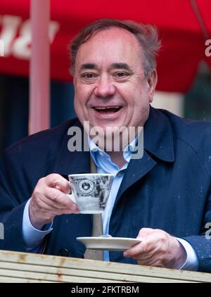 Edimburgo, Scozia, Regno Unito. 3 maggio 2021. Leader del partito Alba Alex Salmond fa la campagna al pub per incontrare giornalisti e media a Edimburgo OL Foto Stock