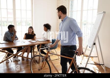 Colleghi creativi che si divertano al lavoro in un ufficio moderno. Foto Stock