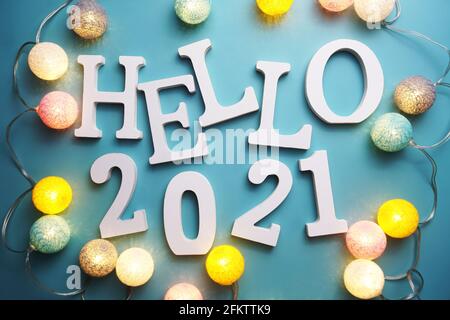 Hello 2021 lettera alfabetica con pallina di cotone decorazione a LED su sfondo blu Foto Stock