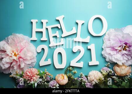 Ciao 2021 lettera alfabetica con decorazione floreale su sfondo blu Foto Stock