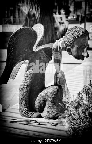 San Pietroburgo, Russia - 17 aprile 2021: Scultura concettuale in bianco e nero di un angelo triste dedicato ai medici morti durante il covid-19 Foto Stock