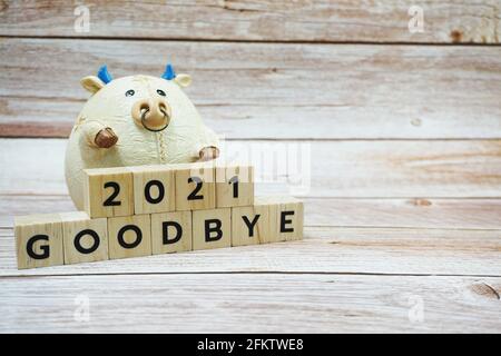 GOODBLYE 2021 lettera alfabetica su sfondo di legno Foto Stock