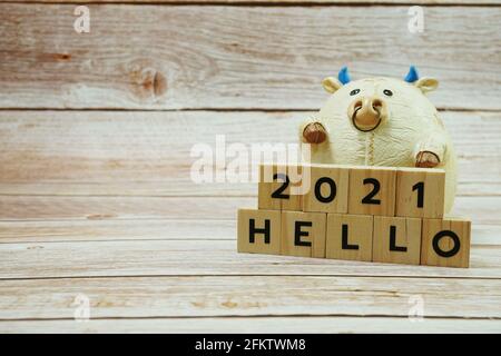 CIAO 2021 lettera alfabetica su sfondo di legno Foto Stock