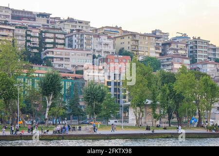 Istanbul, Turchia - 12 maggio 2013: Vista di edifici che si affacciano sul mare Foto Stock