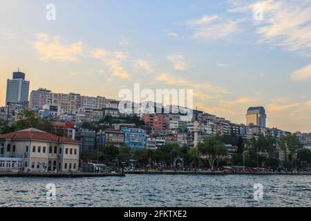 Istanbul, Turchia - 12 maggio 2013: Vista di edifici che si affacciano sul mare Foto Stock