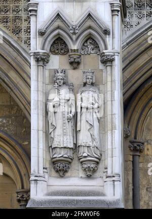 Londra, Inghilterra, Regno Unito. Abbazia di Westminster: Statue di Richard II e Isabella di Valois (seconda moglie) sulla parete nord Foto Stock