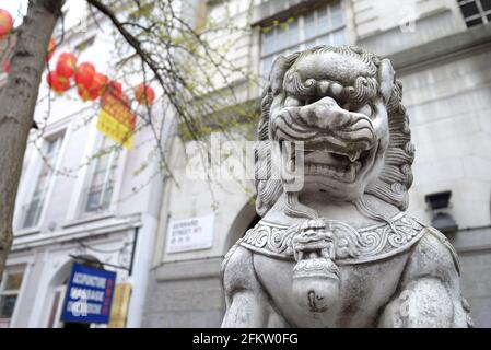 Londra, Inghilterra, Regno Unito. Chinatown: Drago di pietra cinese in Gerrard Street Foto Stock