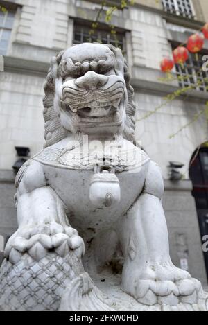 Londra, Inghilterra, Regno Unito. Chinatown: Drago di pietra cinese in Gerrard Street Foto Stock