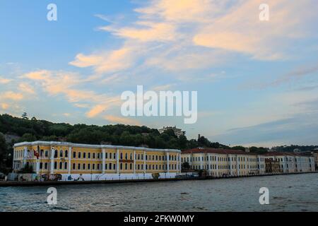 Istanbul, Turchia - 12 maggio 2013: Galatasaray Università vista dall'acqua Foto Stock