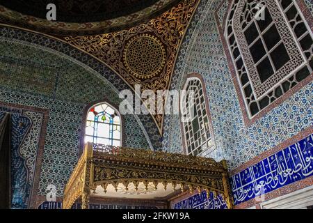 Istanbul, Turchia - 13 maggio 2013: Interno della camera da letto dei sultani al Palazzo Topkapi Foto Stock