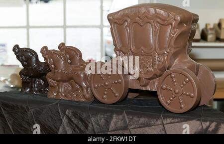 Primo piano di un Cavallo al cioccolato e carrozza in esposizione alla fabbrica di cioccolato Boehms, Issaquah Foto Stock