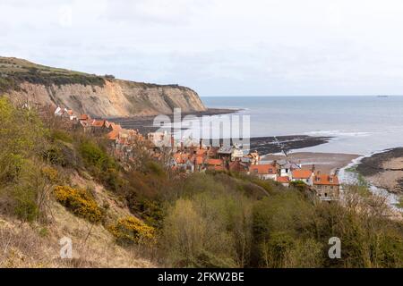 Vista sulla baia di Robin Hood da Cleveland Way (percorso costiero), Flyingdales, North York Moors, Yorkshire, Inghilterra Foto Stock