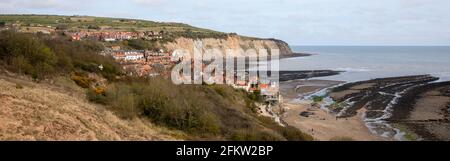 Vista sulla baia di Robin Hood da Cleveland Way (percorso costiero), Flyingdales, North York Moors, Yorkshire, Inghilterra Foto Stock