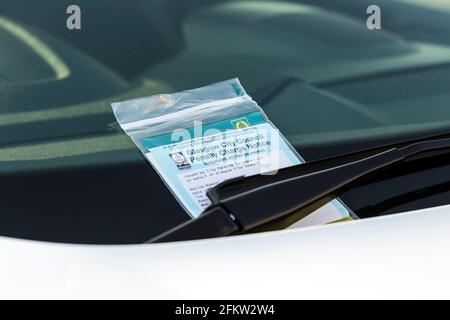 Biglietto per il parcheggio sul parabrezza di un'auto, Glasgow, Scozia, Regno Unito Foto Stock