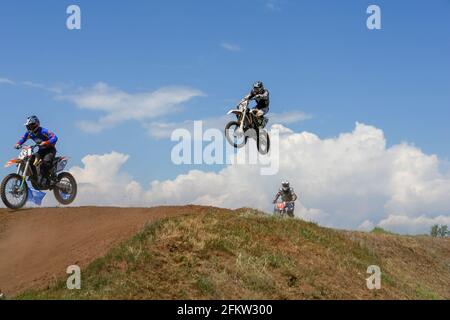 Chapaevsk, regione di Samara, Russia - 09 luglio 2013: Moto in volo contro il cielo blu. Il biker fa un salto. Salto di un motociclista Foto Stock