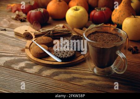 Tazza Di Caffè Con Bastoncini Di Cannella E Biscotti Al Cioccolato Su Una  Tavola Di Legno - Fotografie stock e altre immagini di Aspetto naturale -  iStock