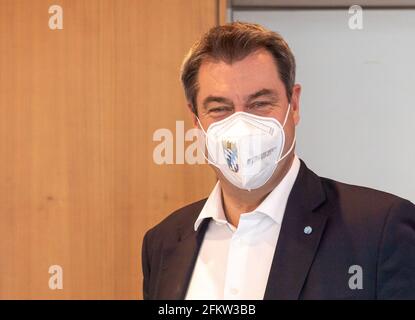 Monaco, Germania. 04 maggio 2021. Markus Söder (CSU), primo ministro della Baviera, si reca alla riunione del gabinetto bavarese, che si svolge come videoconferenza. Credit: Peter Kneffel/dpa/Alamy Live News Foto Stock