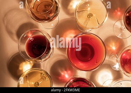 Cocktail colorati con ombre su sfondo beige Foto Stock