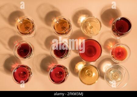 Cocktail colorati con ombre su sfondo beige Foto Stock