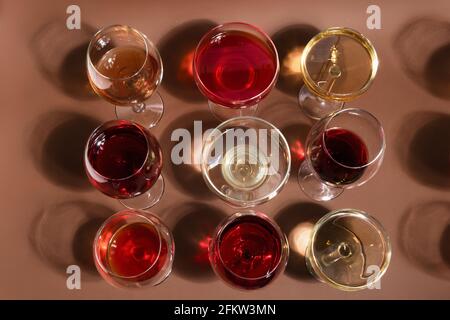 Cocktail colorati con ombre su sfondo marrone Foto Stock