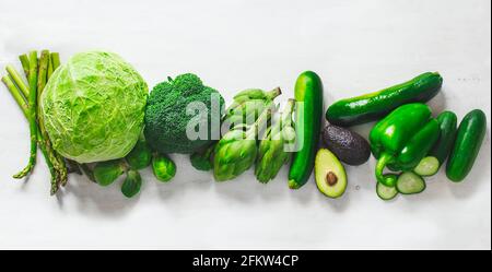 Verdure verdi su sfondo bianco. Serie piatta di verdure verdi assortite. Prodotti biologici freschi. Cibo sano. Vista dall'alto Foto Stock