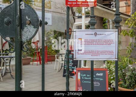 Palma de Mallorca, Spagna; 23 2021 aprile: Stazione ferroviaria di Soller situata a Palma de Mallorca, chiusa a causa della pandemia di Coronavirus. Cartello chiuso a novembre Foto Stock