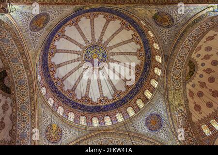 Istanbul, Turchia - 12 maggio 2013: Vista del soffitto ornato nella Moschea Blu Foto Stock