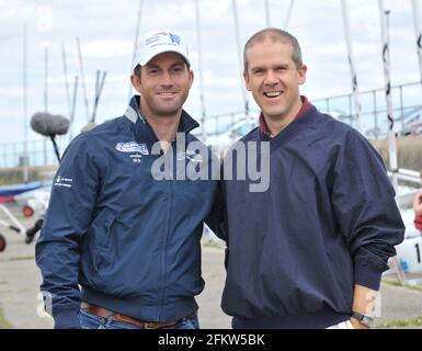 BEN AINSLIE GIVEING GLEN MOORE UNA LEZIONE DI VELA.. 30/6/2011. IMMAGINE DAVID ASHDOWN Foto Stock