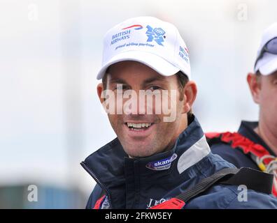 BEN AINSLIE GIVEING GLEN MOORE UNA LEZIONE DI VELA.. 30/6/2011. IMMAGINE DAVID ASHDOWN Foto Stock