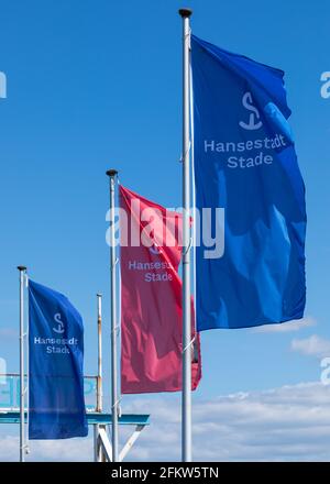 Stade, Germania - 24 aprile 2021: Bandiere al molo di Stadersand che mostrano la segnaletica della città Foto Stock