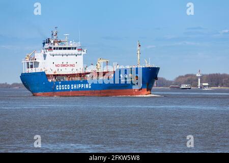 Stade, Germania – 24 aprile 2021: Autocisterna bituminosa NING HAI WAN, di proprietà DI COSCO Shipping, sul fiume Elba Foto Stock