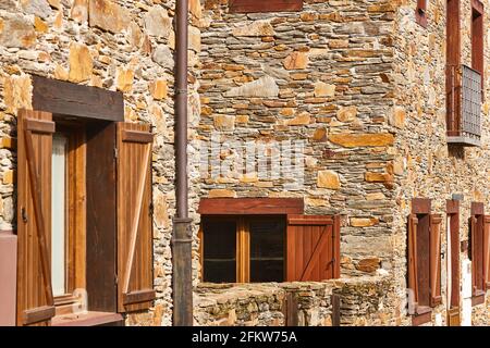 Facciata in ardesia naturale a la Hiruela. Architettura. Spagna Foto Stock