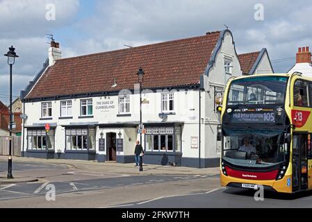 Autobus a due piani che aspetta di fronte al pub Duke of Cumberland a Cottingham, vicino a Hull, East Yorkshire, Inghilterra Regno Unito Foto Stock