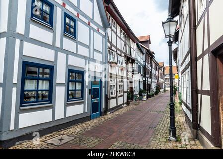 Hamelin, Germania - 20 agosto 2019: Strada con case medievali nel centro storico di Hamelin, bassa Sassonia, Germania Foto Stock