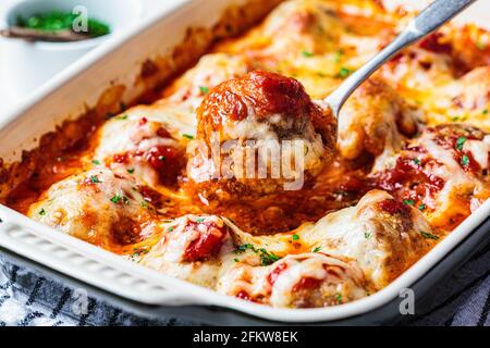 Casseruola di polpette di formaggio al forno con salsa di pomodoro nel piatto da forno. Foto Stock