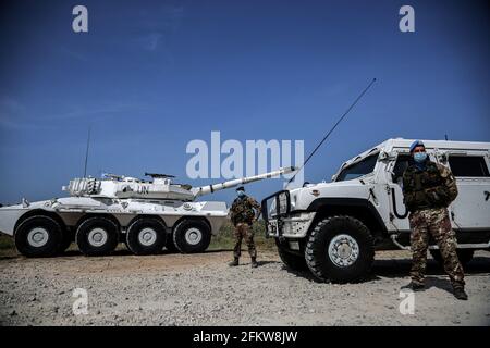 Naqoura, Libano. 04 maggio 2021. I soldati italiani delle forze di pace delle Nazioni Unite nel sud del Libano si trovano accanto ai loro veicoli militari durante la pattuglia nei pressi dei locali in cui le delegazioni libanesi e israeliane si incontrano per riprendere i colloqui indiretti mediati dagli Stati Uniti per una lunga disputa sulle frontiere marittime. Credit: Marwan Naamani/dpa/Alamy Live News Foto Stock