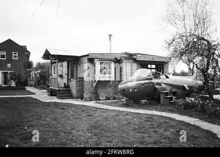 Jet Trainer Aircraft e Log Cabin Style twin static caravan, Medstead, Hampshire, Inghilterra, Regno Unito. Foto Stock