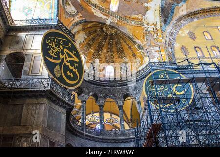 Istanbul, Turchia - 12 maggio 2013: Mosaici ornamentali sul soffitto di Hagia Sophia Foto Stock