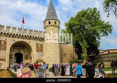 Istanbul, Turchia - 12 maggio 2013: Vista del soffitto ornato di Hagia Sophia Foto Stock