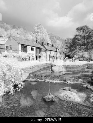 2021 maggio - 720nm infrarosso - la spada nella pietra nel fiume Yeo alla base della gola a Cheddar, Somerset, Inghilterra, Regno Unito. Foto Stock