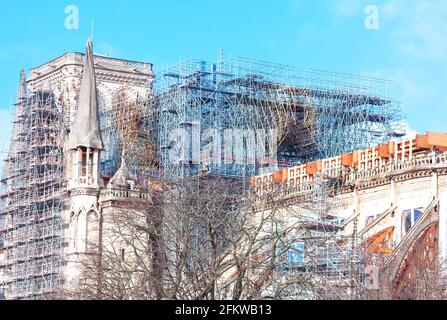 Ponteggi alla Cattedrale di Notre Dame . Ricostruzione della famosa cattedrale di Parigi Foto Stock