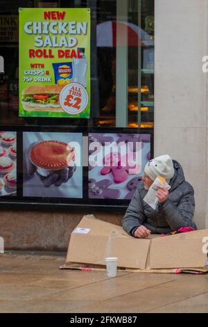 Preston; Lancashire. 4 maggio 2021; UK Weather; giacche impermeabili anoraks e impermeabili sono l'ordine del giorno in una giornata fredda bagnata e ventosa nel centro della città. Credito; MediaWorldImages/AlamyLiveNews. Foto Stock