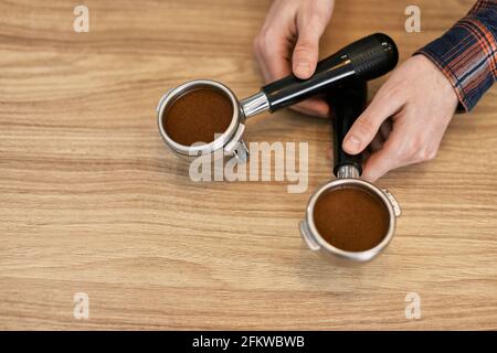 due supporti per una macchina da caffè con caffè appena macinato Foto Stock
