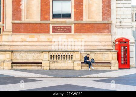 Luglio 2020. Londra. Persone del Victoria and Albert o V e UN museo, Londra, Inghilterra Foto Stock