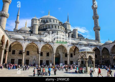 Istanbul, Turchia - 12 maggio 2013: Persone che camminano nel cortile della Moschea Blu Foto Stock