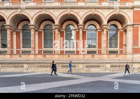 Luglio 2020. Londra. Persone del Victoria and Albert o V e UN museo, Londra, Inghilterra Foto Stock