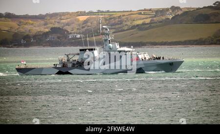 Falmouth, Cornovaglia, Regno Unito. 4 maggio 2021. L'iconico schema di vernice "Dazzle" è stato recentemente applicato su HMS Tamar. Visto qui come HMS Tamar lascia Falmouth Harbour lo schema è stato usato per la prima volta nella prima guerra mondiale, meno nella seconda guerra mondiale, forme contrastanti, angoli e colori sono stati ideati per rendere difficile per i sommergiatori misurare la direzione di viaggio e la velocità della nave. Credit: Bob Sharples/Alamy Live News Foto Stock