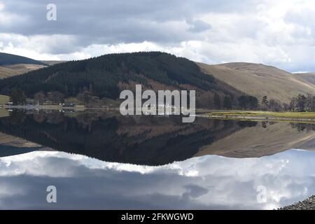 St Mary's Loch Selkirkshire. Scozia 14 aprile 21 riflessioni sul lago di St Mary è il più grande lago naturale dei confini scozzesi, lungo 3.1 km Foto Stock
